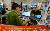 Công an Hà Nội hỗ trợ người dân kích hoạt định danh điện tử ở sân bay Nội Bài