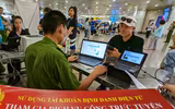 Công an Hà Nội hỗ trợ người dân kích hoạt định danh điện tử ở sân bay Nội Bài