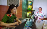 Công an Hà Nội hỗ trợ người dân kích hoạt định danh điện tử ở sân bay Nội Bài