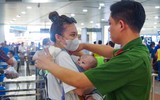 Công an Hà Nội hỗ trợ người dân kích hoạt định danh điện tử ở sân bay Nội Bài