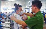 Công an Hà Nội hỗ trợ người dân kích hoạt định danh điện tử ở sân bay Nội Bài