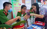 Công an Hà Nội hỗ trợ người dân kích hoạt định danh điện tử ở sân bay Nội Bài