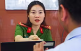 Công an Hà Nội hỗ trợ người dân kích hoạt định danh điện tử ở sân bay Nội Bài