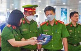 Công an Hà Nội hỗ trợ người dân kích hoạt định danh điện tử ở sân bay Nội Bài