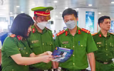 Công an Hà Nội hỗ trợ người dân kích hoạt định danh điện tử ở sân bay Nội Bài