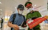 Công an Hà Nội hỗ trợ người dân kích hoạt định danh điện tử ở sân bay Nội Bài