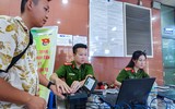 Công an Hà Nội hỗ trợ người dân kích hoạt định danh điện tử ở sân bay Nội Bài