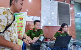 Công an Hà Nội hỗ trợ người dân kích hoạt định danh điện tử ở sân bay Nội Bài