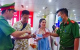 Công an Hà Nội hỗ trợ người dân kích hoạt định danh điện tử ở sân bay Nội Bài