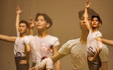Xem ảnh trình diễn tốt nghiệp ấn tượng của lớp nam diễn viên ballet hiếm hoi của trường múa