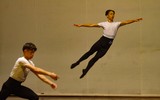 Xem ảnh trình diễn tốt nghiệp ấn tượng của lớp nam diễn viên ballet hiếm hoi của trường múa