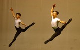 Xem ảnh trình diễn tốt nghiệp ấn tượng của lớp nam diễn viên ballet hiếm hoi của trường múa