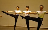 Xem ảnh trình diễn tốt nghiệp ấn tượng của lớp nam diễn viên ballet hiếm hoi của trường múa
