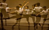 Xem ảnh trình diễn tốt nghiệp ấn tượng của lớp nam diễn viên ballet hiếm hoi của trường múa