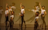 Xem ảnh trình diễn tốt nghiệp ấn tượng của lớp nam diễn viên ballet hiếm hoi của trường múa