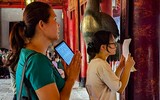 Xem sĩ tử Hà Nội mang số báo danh, mướt mồ hôi đến Văn Miếu cầu may trước kỳ thi vào lớp 10