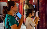 Xem sĩ tử Hà Nội mang số báo danh, mướt mồ hôi đến Văn Miếu cầu may trước kỳ thi vào lớp 10