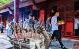 Xem sĩ tử Hà Nội mang số báo danh, mướt mồ hôi đến Văn Miếu cầu may trước kỳ thi vào lớp 10