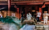 Xem sĩ tử Hà Nội mang số báo danh, mướt mồ hôi đến Văn Miếu cầu may trước kỳ thi vào lớp 10