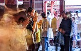 Xem sĩ tử Hà Nội mang số báo danh, mướt mồ hôi đến Văn Miếu cầu may trước kỳ thi vào lớp 10
