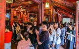 Xem sĩ tử Hà Nội mang số báo danh, mướt mồ hôi đến Văn Miếu cầu may trước kỳ thi vào lớp 10