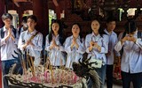 Xem sĩ tử Hà Nội mang số báo danh, mướt mồ hôi đến Văn Miếu cầu may trước kỳ thi vào lớp 10
