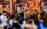 Xem sĩ tử Hà Nội mang số báo danh, mướt mồ hôi đến Văn Miếu cầu may trước kỳ thi vào lớp 10
