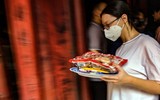Xem sĩ tử Hà Nội mang số báo danh, mướt mồ hôi đến Văn Miếu cầu may trước kỳ thi vào lớp 10