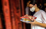 Xem sĩ tử Hà Nội mang số báo danh, mướt mồ hôi đến Văn Miếu cầu may trước kỳ thi vào lớp 10