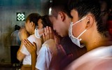 Xem sĩ tử Hà Nội mang số báo danh, mướt mồ hôi đến Văn Miếu cầu may trước kỳ thi vào lớp 10