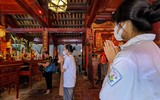 Xem sĩ tử Hà Nội mang số báo danh, mướt mồ hôi đến Văn Miếu cầu may trước kỳ thi vào lớp 10