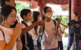 Xem sĩ tử Hà Nội mang số báo danh, mướt mồ hôi đến Văn Miếu cầu may trước kỳ thi vào lớp 10