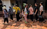 Xem sĩ tử Hà Nội mang số báo danh, mướt mồ hôi đến Văn Miếu cầu may trước kỳ thi vào lớp 10