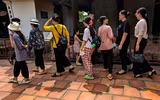 Xem sĩ tử Hà Nội mang số báo danh, mướt mồ hôi đến Văn Miếu cầu may trước kỳ thi vào lớp 10