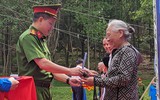 Thanh niên Công an Thủ đô về thôn, xã kích hoạt định danh điện tử, khám bệnh phục vụ nhân dân trong ngày hè nắng nóng