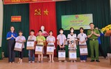 Thanh thiếu niên thích thú tham gia lớp học bơi miễn phí của thanh niên Công an Thủ đô 