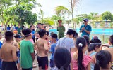Thanh thiếu niên thích thú tham gia lớp học bơi miễn phí của thanh niên Công an Thủ đô 