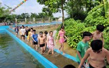 Thanh thiếu niên thích thú tham gia lớp học bơi miễn phí của thanh niên Công an Thủ đô 