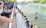 Thanh thiếu niên thích thú tham gia lớp học bơi miễn phí của thanh niên Công an Thủ đô 