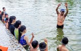 Thanh thiếu niên thích thú tham gia lớp học bơi miễn phí của thanh niên Công an Thủ đô 