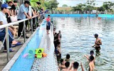 Thanh thiếu niên thích thú tham gia lớp học bơi miễn phí của thanh niên Công an Thủ đô 