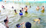Thanh thiếu niên thích thú tham gia lớp học bơi miễn phí của thanh niên Công an Thủ đô 