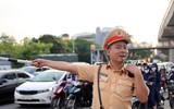 Cảnh ùn tắc sau 1 tuần phân luồng giao thông để thi công 2 cầu thép ở nút giao Mai Dịch, Hà Nội