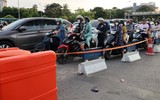 Cảnh ùn tắc sau 1 tuần phân luồng giao thông để thi công 2 cầu thép ở nút giao Mai Dịch, Hà Nội