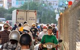Cảnh ùn tắc sau 1 tuần phân luồng giao thông để thi công 2 cầu thép ở nút giao Mai Dịch, Hà Nội