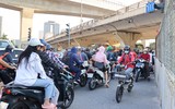 Cảnh ùn tắc sau 1 tuần phân luồng giao thông để thi công 2 cầu thép ở nút giao Mai Dịch, Hà Nội