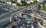 Cảnh ùn tắc sau 1 tuần phân luồng giao thông để thi công 2 cầu thép ở nút giao Mai Dịch, Hà Nội