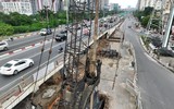 Cảnh ùn tắc sau 1 tuần phân luồng giao thông để thi công 2 cầu thép ở nút giao Mai Dịch, Hà Nội