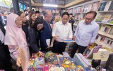 [Ảnh] Thủ tướng Việt Nam cùng Thủ tướng Malaysia và phu nhân trải nghiệm phố sách Hà Nội 