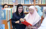 [Ảnh] Thủ tướng Việt Nam cùng Thủ tướng Malaysia và phu nhân trải nghiệm phố sách Hà Nội 